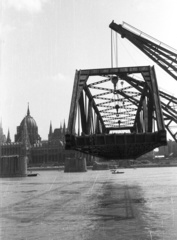 Magyarország, Budapest, a Kossuth híd bontása. Úszódaruk viszik a Bem rakpartra a híd egyik medernyílásának vasszerkezetét., 1960, Nagy Gyula, Kossuth híd, országház, Duna, Fortepan #51213