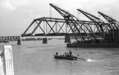 Magyarország, Budapest I., a Kossuth híd bontása. Az Ady Endre, Jókai Mór és Táncsics Mihály úszódaruk, a híd medernyílásának egyik vasszerkezetét viszik a Bem rakpartra., 1960, Nagy Gyula, Kossuth híd, Kováts csónakmotor, rohamcsónak, Budapest, Fortepan #51214