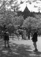 Magyarország, Budapest V., Kossuth Lajos tér, háttérben a Parlament északi homlokzata., 1959, Nagy Gyula, játszótér, kislány, kisfiú, gyerekek, gumilabda, Budapest, Fortepan #51223