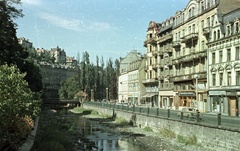 Csehország, Karlovy Vary, Tepla folyó, jobb szélen a Chebská ulice (mára lebontott) házai., 1958, Nagy Gyula, Csehszlovákia, színes, folyó, gyógyszálló, Fortepan #51275