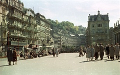 Csehország, Karlovy Vary, Mlynské nábrezí, jobbra a Malomkút kolonnád (Mühlbrunnkolonnade), balra a Vrídelní ulice., 1958, Nagy Gyula, Csehszlovákia, színes, neoreneszánsz, oszlopsor, gyógyszálló, Josef Zítek-terv, Fortepan #51276