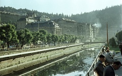 Csehország, Karlovy Vary, Stará Louka, a Tepla folyó túlpartján a Divadelní námesti., 1958, Nagy Gyula, Csehszlovákia, színes, folyó, színház, Fellner és Helmer-terv, gyógyszálló, neo-rococo, Fortepan #51289