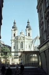 Csehország, Karlovy Vary, Szent Mária-Magdaléna-templom, előtte az ideiglenes Termál Forrás kolonnád., 1958, Nagy Gyula, Csehszlovákia, templom, színes, barokk-stílus, kupola, ácsolat, oszlopsor, székesegyház, gyógyszálló, Kilian Ignaz Dientzenhofer-terv, Harald Schnabel-terv, Ladislav Kozák-terv, Fortepan #51290