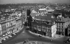 Csehország, Prága, Óváros tér (Staromestske namesti) az Óratoronyból a Goltz-Kinsky palota felé nézve., 1959, Nagy Gyula, Csehszlovákia, emlékmű, látkép, palota, galéria, szoborcsoport, napellenző, Husz János-ábrázolás, rokokó stílus, Ladislav Šaloun-terv, Kilian Ignaz Dientzenhofer-terv, Fortepan #51302