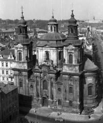 Csehország, Prága, Szent Miklós-templom az Óratoronyból nézve., 1959, Nagy Gyula, Csehszlovákia, műemlék, személyi kultusz, templom, Bazilika, barokk-stílus, Sztálin ábrázolás, szoborcsoport, husziták, Kilian Ignaz Dientzenhofer-terv, Jiří Štursa-terv, Otakar Švec-terv, Fortepan #51303