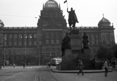 Csehország, Prága, Vencel tér (Václavské námestí), Szt. Vencel szobor és a Nemzeti Múzeum., 1959, Nagy Gyula, Csehszlovákia, szobor, villamos, neoreneszánsz, múzeum, kockakő, lovas szobor, szoborcsoport, tömegközlekedés, I. Vencel-ábrázolás, nemzeti múzeum, Josef Schulz-terv, Alois Dryák-terv, Prágai Szent Adalbert-ábrázolás, Szent Procopius-ábrázolás, Szent Ludmila-ábrázolás, Szent Ágnes-ábrázolás, Josef Václav Myslbek-terv, Celda Klouček-terv, Ringhoffer-márka, Fortepan #51307