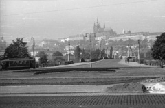 Csehország, Prága, Mánes híd, háttérben a Hradzsin., 1959, Nagy Gyula, Csehszlovákia, kastély, híd, villamos, székesegyház, betonhíd, tömegközlekedés, František Mencl-terv, Alois Nový-terv, Mečislav Petrů-terv, Peter Parler-terv, Matyáš z Arrasu-terv, Ringhoffer-márka, Fortepan #51311