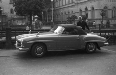 Czech Republik, Karlovy Vary, Vrídelní ulice, szemben a Tepla folyó túloldalán az egykori Lázne III. Szanatórium (később Windsor Spa Hotel). Mercedes-Benz 190SL., 1959, Nagy Gyula, Czechoslovakia, Gerrman brand, Mercedes-brand, historicism, palm tree, convertible, health resort, Ludwig Renner-design, Gustav Hain-design, Eduard Labitzky-design, Fortepan #51313