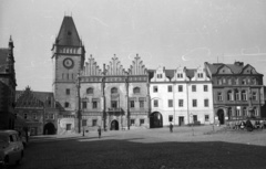 Csehország, Tábor, Zizkovo Námestí, szemben a Városháza épülete, benne a Huszita múzeum., 1959, Nagy Gyula, Csehszlovákia, szökőkút, utcakép, kockakő, középület, reneszánsz, automobil, Koudelka lovag-ábrázolás, Fortepan #51322