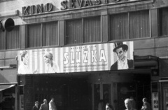 Csehország, Prága, Na Prikope ulice 31., az egykori Sevastopol (később Broadway) mozi. Fábry Zoltán Édes Anna c. filmjét (1958) játszák Sluzka - Cseléd címmel., 1959, Nagy Gyula, Csehszlovákia, plakát, mozi, Funkcionalizmus, Bohumír Kozák-terv, Antonín Černý-terv, filmplakát, Fortepan #51329