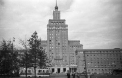 Csehország, Prága, Dejvice, Hotel Crowne Plaza (eredetileg Hotel Družba, később Hotel Čedok)., 1959, Nagy Gyula, Csehszlovákia, vendéglátás, utcakép, szálloda, villamos, szocreál, tömegközlekedés, František Jeřábek-terv, Ringhoffer-márka, Fortepan #51337