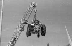 Csehország, Brno, Vásárváros, Brnói Nemzetközi Vásár., 1959, Nagy Gyula, Csehszlovákia, daru, traktor, nemzetközi vásár, Fortepan #51339