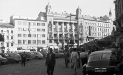 Csehország, Brno, namesti Svobody., 1959, Nagy Gyula, Csehszlovákia, zászló, csehszlovák gyártmány, Tatra-márka, utcakép, életkép, lámpaoszlop, automobil, Tatra 600 Tatraplan, Tatra 603, Germano Wanderley-terv, Fortepan #51347