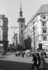 Csehország, Brno, námesti Svobody, szemben a Szent Jakab-templom., 1959, Nagy Gyula, Csehszlovákia, templom, forgalom, utcakép, életkép, lámpaoszlop, hangszóró, automobil, Skoda 1200, Fortepan #51349