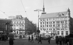 Csehország, Brno, namesti Svobody., 1959, Nagy Gyula, Csehszlovákia, forgalom, zászló, utcakép, életkép, villamos, lámpaoszlop, hangszóró, automobil, Fortepan #51350