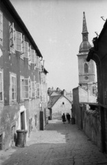 Szlovákia, Pozsony, Beblavého ulica a Szent Márton koronázó templom felé nézve., 1959, Nagy Gyula, Csehszlovákia, templom, utcakép, kuka, kockakő, Fortepan #51357