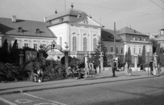 Szlovákia, Pozsony, Grassalkovich-kastély (később Elnöki Palota)., 1959, Nagy Gyula, Csehszlovákia, kastély, úttörő, utcakép, palota, kockakő, Andreas Mayerhoffer-terv, Fortepan #51365