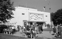 Csehország, Brno, Vásárváros, Brnói Nemzetközi Vásár. A Julius Fucik Színház (később Divadlo na Vystavisti) épülete., 1959, Nagy Gyula, Csehszlovákia, zászló, színház, nemzetközi vásár, lámpaoszlop, zászlórúd, Fortepan #51375