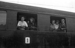 1956, Nagy Gyula, railway, tableau, women, window, shades, passenger, train, board, prop up on elbows, Fortepan #51389