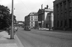 Czech Republik, Prague, Wilsonova ulice, jobbra a cseh Állami Opera, háttérben a főpályaudvar., 1956, Nagy Gyula, Czechoslovakia, street view, tram, Fellner and Helmer-design, train station, cobblestones, place-name signs, public transport, Neoclassical architecture, Karl von Hasenauer-design, Alfons Wertmüller-design, Ringhoffer-brand, Fortepan #51392