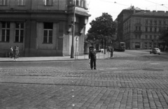 Czech Republik, Prague, Wilsonova ulice - Vinohradská ulice sarok., 1956, Nagy Gyula, Czechoslovakia, traffic, street view, cop, tram, cobblestones, automobile, public transport, directing traffic, Ringhoffer-brand, crosswalk, Fortepan #51393