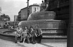 Czech Republik, Prague, Vencel tér (Václavské námestí), szökőkút a Nemzeti Múzeum előtt., 1956, Nagy Gyula, Czechoslovakia, fountain, tableau, men, tram, shades, woman, public transport, Josef Schulz-design, Ringhoffer-brand, Fortepan #51396