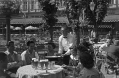 Czech Republik, Karlovy Vary, Goethova stezka, háttérben a Grandhotel Moskva (később Grandhotel Pupp)., 1956, Nagy Gyula, Czechoslovakia, drinking, beer, waiter, health resort, Fortepan #51398