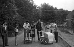 Czech Republik, Karlovy Vary, az U Imperialu ulice a Libusina ulice felől nézve., 1956, Nagy Gyula, Czechoslovakia, baby carriage, camera, Fortepan #51402