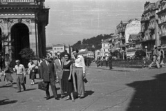 Czech Republik, Karlovy Vary, balra a Malomkút kolonnád, háttérben az egykori Lázne III. Szanatórium (később Windsor Spa Hotel)., 1956, Nagy Gyula, Czechoslovakia, tableau, hotel, Renaissance Revival, historicism, colonnade, health resort, Josef Zítek-design, Ludwig Renner-design, Gustav Hain-design, Eduard Labitzky-design, Fortepan #51409