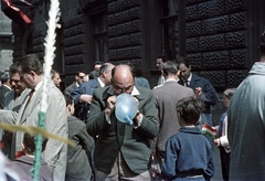 Magyarország, Budapest VII., május 1-i felvonulók a Hernád utca 43. előtt., 1964, Nagy Gyula, színes, felvonulás, léggömb, május 1, Budapest, felfújás, Fortepan #51420