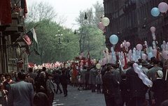 Magyarország, Budapest VII., Dembinszky utca a Városliget felé nézve, május 1-i felvonulás., 1964, Nagy Gyula, színes, felvonulás, léggömb, május 1, Budapest, Fortepan #51423