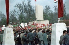 Magyarország, Budapest XIV., Ötvenhatosok tere (Felvonulási tér), május 1-i felvonulás., 1964, Nagy Gyula, színes, zászló, felvonulás, május 1, OTP, Csemege vállalat, Budapest, Fortepan #51428