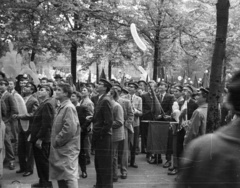 Magyarország, Budapest VI.,Budapest VII., Városligeti (Gorkij) fasor, május 1-i felvonulás. Háttérben a 12. szám, Kína Múzeum., 1960, Nagy Gyula, léggömb, május 1, egyensapka, Budapest, Fortepan #51430