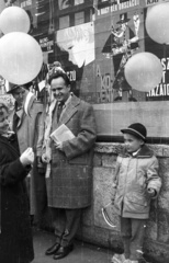 Magyarország, Budapest VII., Bajza utca a Damjanich utca és a Városligeti (Gorkij) fasor között, május 1-i felvonulók., 1960, Nagy Gyula, plakát, léggömb, május 1, Budapest, Fortepan #51433