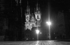 Czech Republik, Prague, Óváros tér (Staromestske namesti), Týn-templom., 1956, Nagy Gyula, Czechoslovakia, church, night, Catholic Church, gothic, floodlighting, Peter Parler-design, Matthias of Arras-design, Fortepan #51445