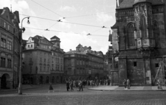 Czech Republik, Prague, Óváros tér (Staromestské námestí)., 1956, Nagy Gyula, Czechoslovakia, watch, street view, genre painting, lamp post, Fortepan #51452