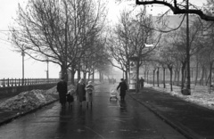 Hungary, Budapest V., Dunakorzó, Petőfi tér, háttérben a Dunakert a Duna Szálló déli falánál., 1955, Nagy Gyula, walk, baby carriage, street view, ad pillar, Budapest, Fortepan #51456