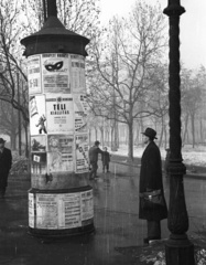 Hungary, Budapest V., Dunakorzó, Petőfi tér., 1955, Nagy Gyula, genre painting, ad pillar, briefcase, Budapest, Fortepan #51458