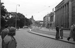 Czech Republik, Prague, Wilsonova ulice, háttérben a főpályaudvar., 1956, Nagy Gyula, Czechoslovakia, traffic, street view, genre painting, Secession, Fellner and Helmer-design, lamp post, train station, tram stop, place-name signs, Neoclassical architecture, Art Nouveau architecture, Josef Fanta-design, Karl von Hasenauer-design, Alfons Wertmüller-design, Fortepan #51468