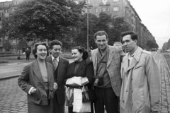 Czech Republik, Prague, Vinohradská ulice, balra a Jiriho z Lobkovic námestí., 1956, Nagy Gyula, Czechoslovakia, tableau, women, men, street view, camera, handbag, Fortepan #51469