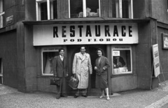 Czech Republik, Prague, Premyslovská ulice - Orlická ulice sarok., 1956, Nagy Gyula, Czechoslovakia, Show window, restaurant, sign-board, smile, men, briefcase, woman, hands in pockets, double-breasted coat, Fortepan #51471