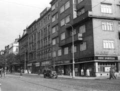 Csehország, Prága, Vinohradská - U vodárny ulice sarok., 1956, Nagy Gyula, Csehszlovákia, forgalom, cégtábla, utcakép, büfé, lámpaoszlop, automobil, Fortepan #51476