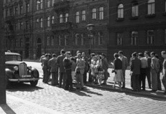 Csehország, Prága, ulice U Bulhara., 1956, Nagy Gyula, Csehszlovákia, amerikai gyártmány, szálloda, villamosmegálló, automobil, rendszám, Packard-márka, Packard 120, Fortepan #51485