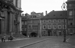 Csehország, Prága, Kisoldal tér (Malostranské námesti), balra a Szent Miklós templom bejárata., 1956, Nagy Gyula, Csehszlovákia, templom, tér, utcakép, Bazilika, lámpaoszlop, barokk-stílus, kockakő, katolikus, Kilian Ignaz Dientzenhofer-terv, Christoph Dientzenhofer-terv, Fortepan #51491