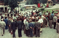 Szlovákia,Magas-Tátra, Tátralomnic, 1959, Nagy Gyula, Csehszlovákia, szabadidő, színes, kirándulás, tömeg, motorkerékpár, benzinkút, sokaság, Tátra hegység, Fortepan #51509