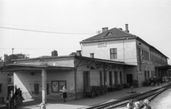 Szlovákia, Kassa, vasútállomás., 1956, Nagy Gyula, Csehszlovákia, vasútállomás, kézikocsi, Felvidék, tábla, helységnév tábla, Fortepan #51517