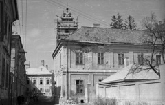 Magyarország, Veszprém, Vár (Tolbuhin) utca, Lovassy László (egykor Piarista) gimnázium, háttérben a Piarista templom., 1956, Nagy Gyula, iskola, gimnázium, állvány, golyónyom, épületkár, Fortepan #51532