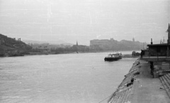 Magyarország, Budapest V., Belgrád rakpart, a MAHART nemzetközi hajóállomása, háttérben a budai Vár., 1957, Nagy Gyula, Budapest, látkép, Fortepan #51539