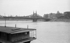 Magyarország, Budapest V., Belgrád rakparti hajóállomás, a Szabadság híd budai hídfője felé nézve., 1957, Nagy Gyula, állvány, Duna, Budapest, Duna-híd, Feketeházy János-terv, Fortepan #51540