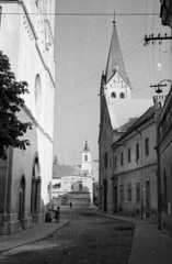 Magyarország, Veszprém, Vár (Tolbuhin) utca, balra a Szent Mihály-székesegyház, jobbra a Szent István-templom, távolban a Piarista templom., 1957, Nagy Gyula, templom, piarista rend, Fortepan #51543